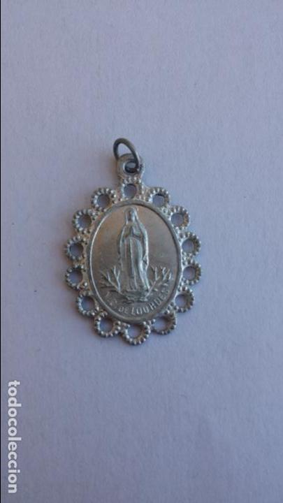 Antig&uuml;edades: Medalla de virgen de lourdes de 3 x 2 cms - Foto 1