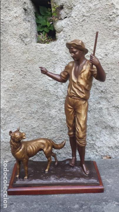 Antig&uuml;edades: SE&Ntilde;OR  CON  PERRO  EN  CALAMINA - Foto 1