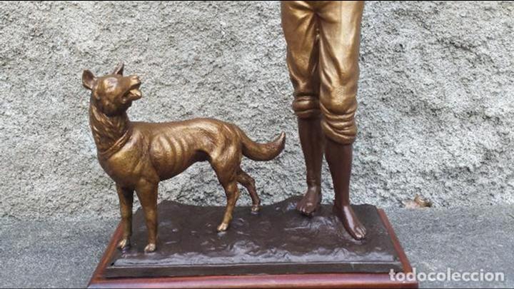 Antig&uuml;edades: SE&Ntilde;OR  CON  PERRO  EN  CALAMINA - Foto 4