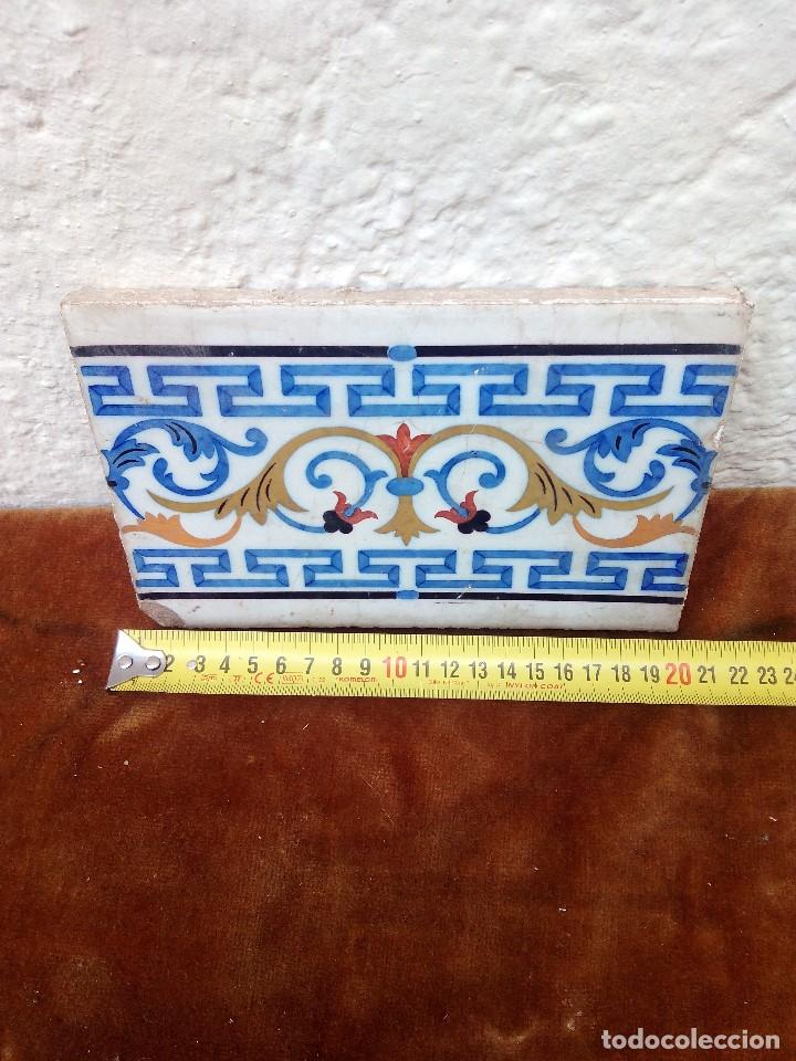 Antig&uuml;edades: Azulejo antiguo con sanefa. - Foto 1