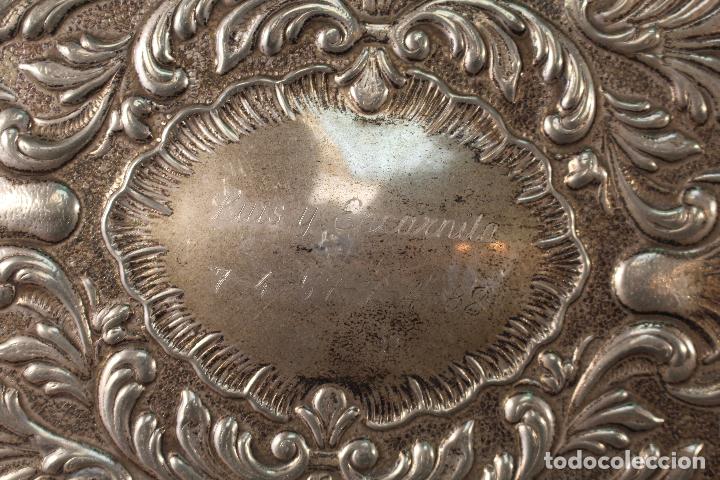 Antig&uuml;edades: bandeja en alpaca repujada - Foto 3