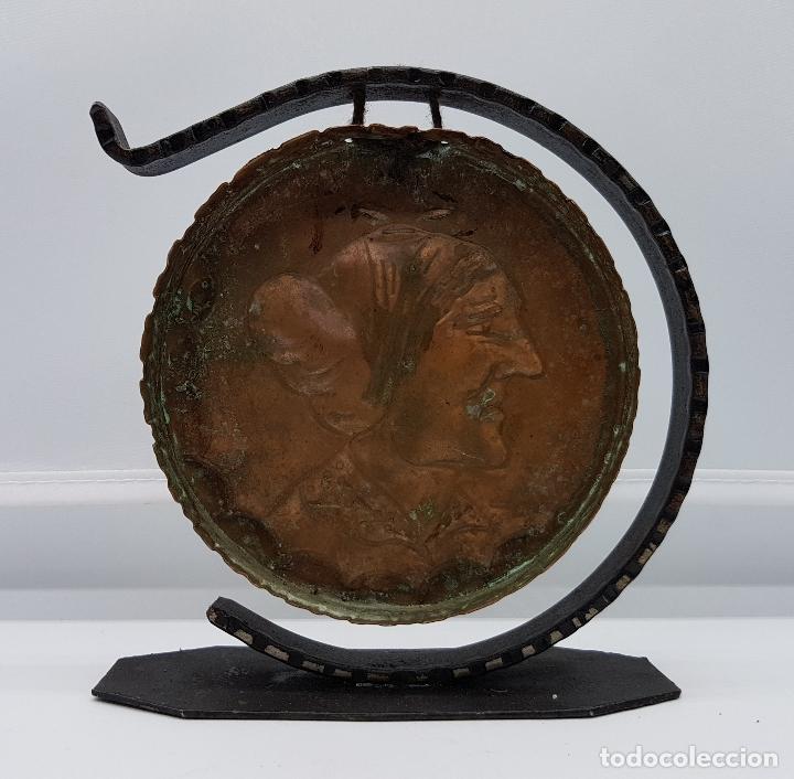 Antigüedades: Dong antiguo de hierro forjado y cobre repujado a mano con cara en relieve, firmado por LHOSTE . - Foto 3 - 85221260