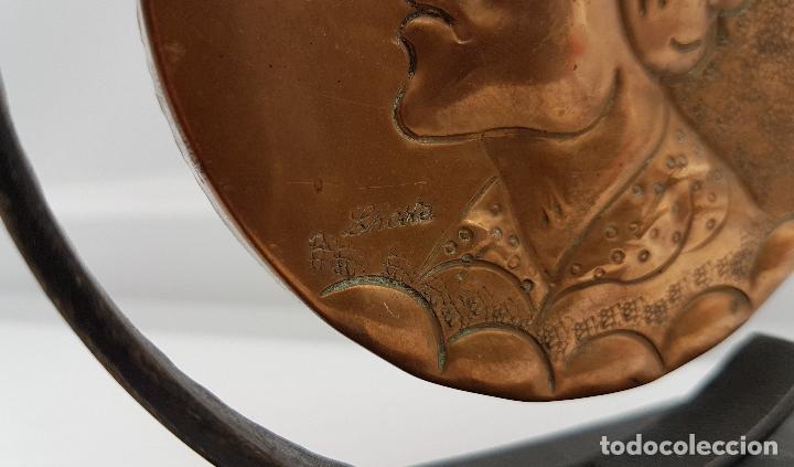 Antigüedades: Dong antiguo de hierro forjado y cobre repujado a mano con cara en relieve, firmado por LHOSTE . - Foto 5 - 85221260