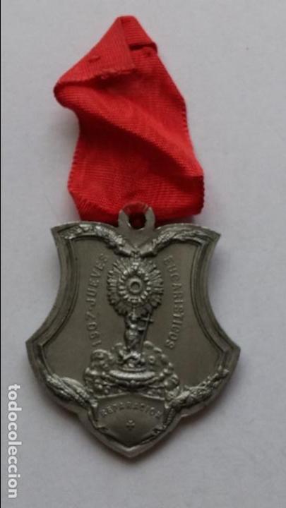 Antig&uuml;edades: Medalla de 1907 jueves eucaristicos de 4,4 x 3,8 cms - Foto 1