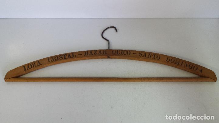 Antiguidades: ANTIGUA PERCHA DE MADERA CON PUBLICIDAD DE BAZAR QUICO - SANTO DOMINGO N&ordm; 4 - TENERIFE