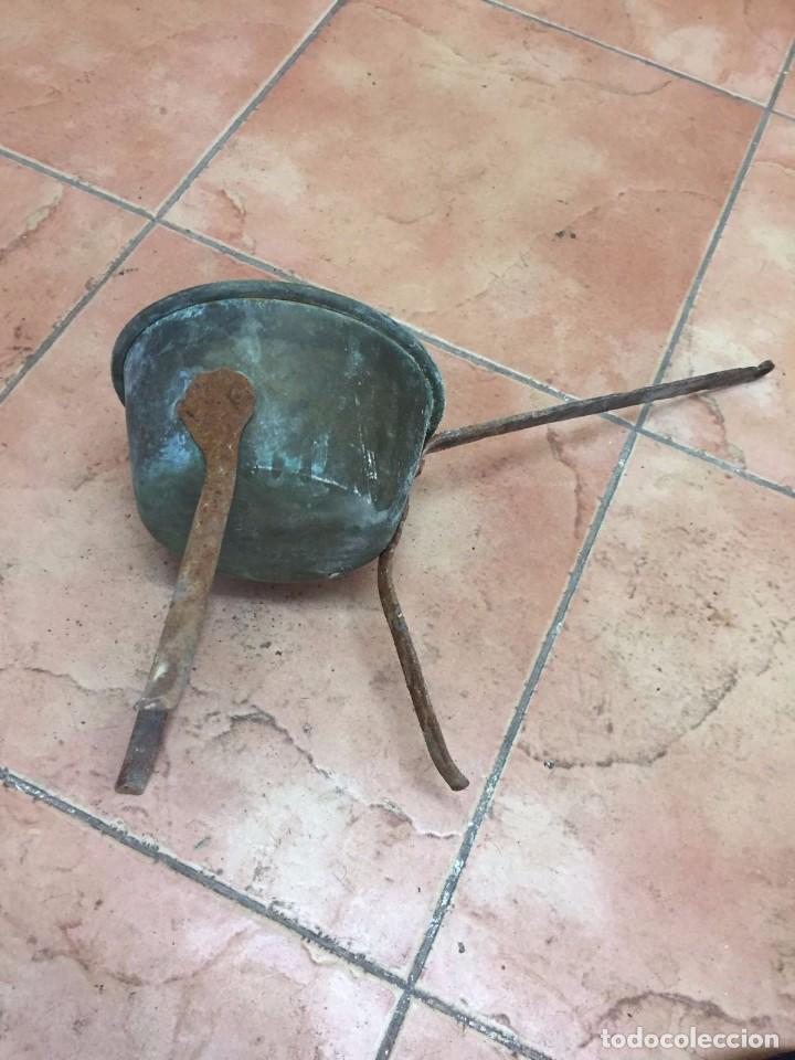 Antig&uuml;edades: Antiguo recipiente de lat&oacute;n y hierro - Foto 1