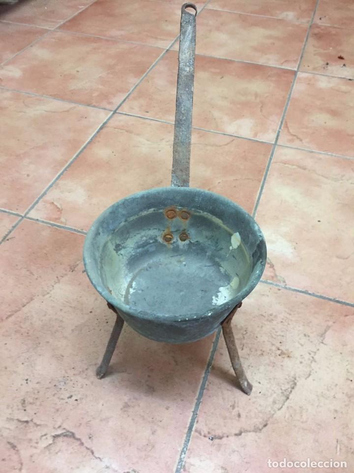 Antig&uuml;edades: Antiguo recipiente de lat&oacute;n y hierro - Foto 2