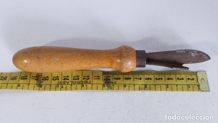 Antig&uuml;edades: ANTIGUO ABRELATAS MET&Aacute;LICO CON MANGO DE MADERA - - Foto 2