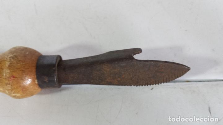 Antig&uuml;edades: ANTIGUO ABRELATAS MET&Aacute;LICO CON MANGO DE MADERA - - Foto 3