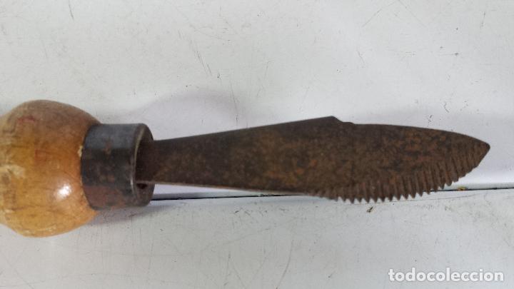 Antig&uuml;edades: ANTIGUO ABRELATAS MET&Aacute;LICO CON MANGO DE MADERA - - Foto 4