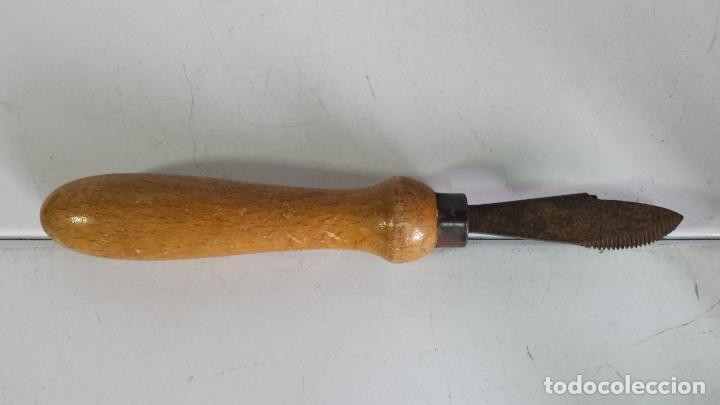 Antig&uuml;edades: ANTIGUO ABRELATAS MET&Aacute;LICO CON MANGO DE MADERA - - Foto 5