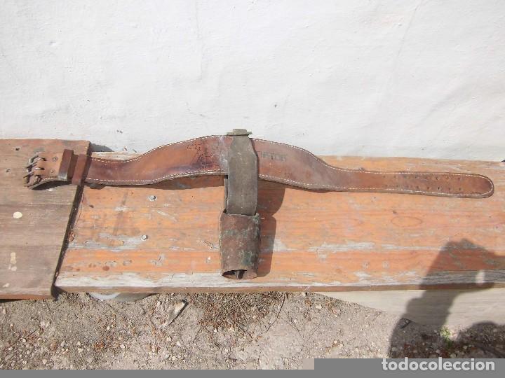 Antig&uuml;edades: cinturon terminator con cencerro - Foto 1