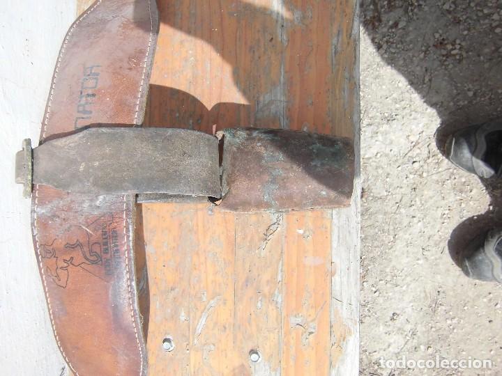 Antig&uuml;edades: cinturon terminator con cencerro - Foto 2