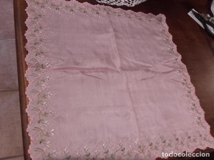 Antig&uuml;edades: Pa&ntilde;uelo de seda bordado a mano - Foto 11