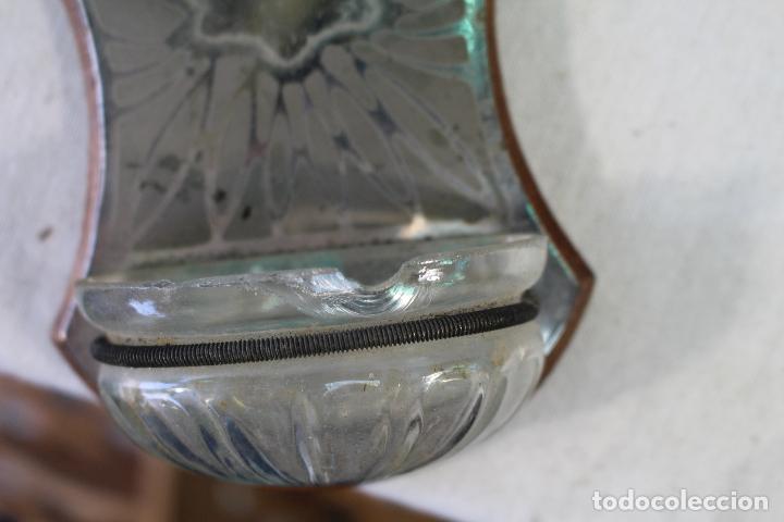Antig&uuml;edades: benditera en madera cristal y metal - Foto 2