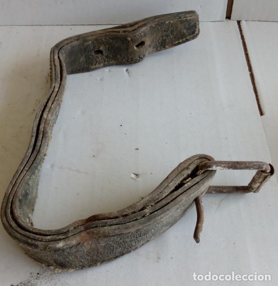 Antig&uuml;edades: ANTIGUO COLLAR DE CUERO - Foto 1