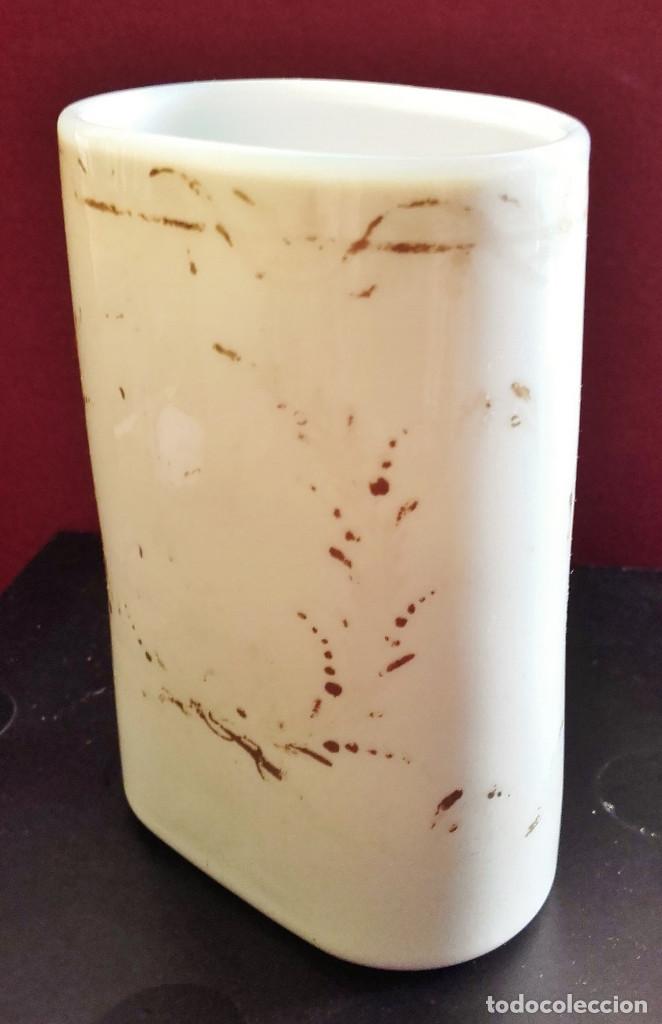 Antig&uuml;edades: Vaso de opalina de La Granja decorada con esmaltes y restos de dorado. - Foto 2