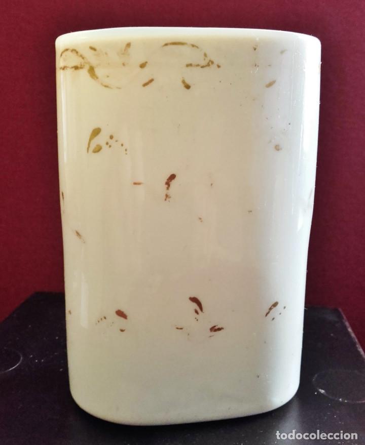 Antig&uuml;edades: Vaso de opalina de La Granja decorada con esmaltes y restos de dorado. - Foto 3