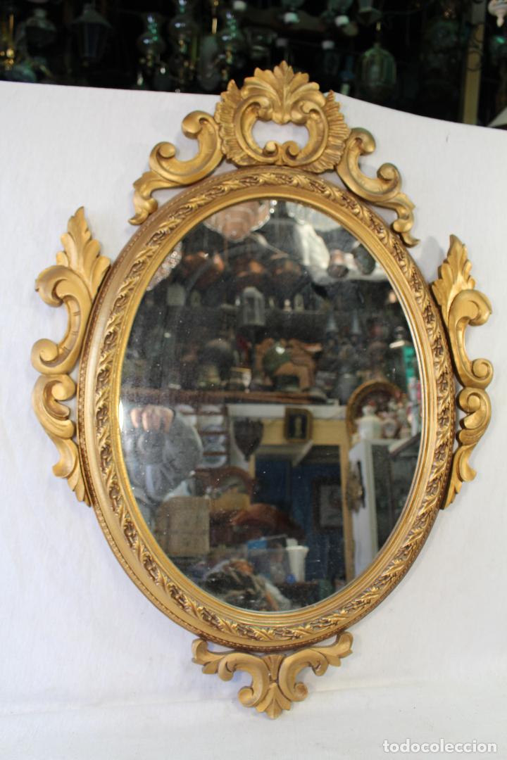 Antig&uuml;edades: espejo en madera y resina dorada - Foto 2