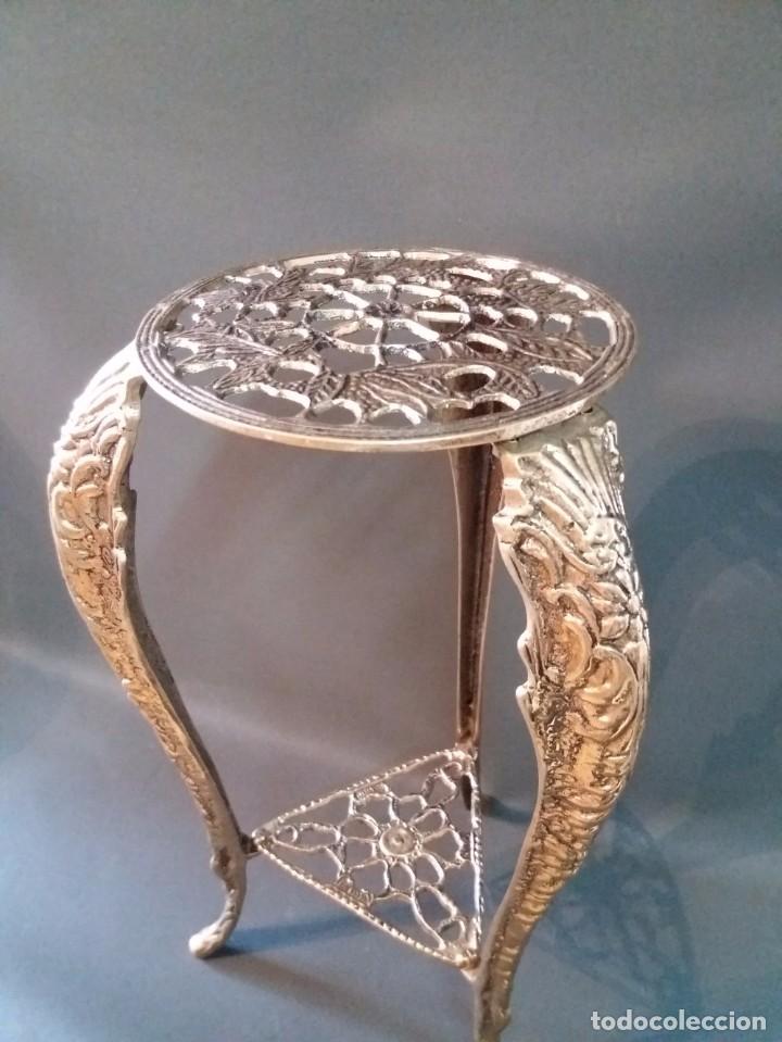 Antig&uuml;edades: JARR&Oacute;N DE BRONCE CON MESA A JUEGO - Foto 4