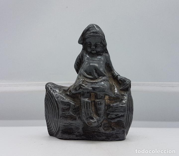 Antigüedades: Figurita alemana antigua de niña sentada sobre tronco de peltre en relieve, epoca art decó . - Foto 1 - 86533936