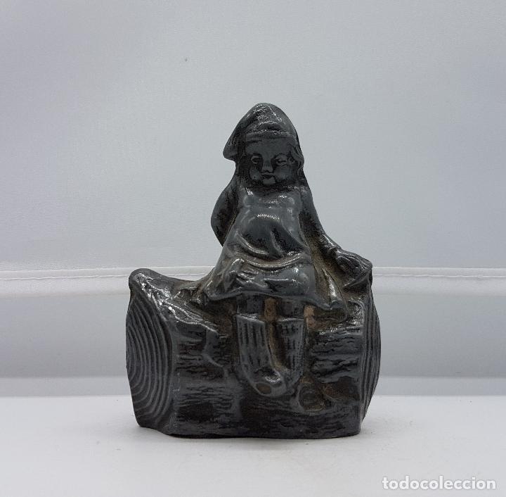 Antigüedades: Figurita alemana antigua de niña sentada sobre tronco de peltre en relieve, epoca art decó . - Foto 5 - 86533936