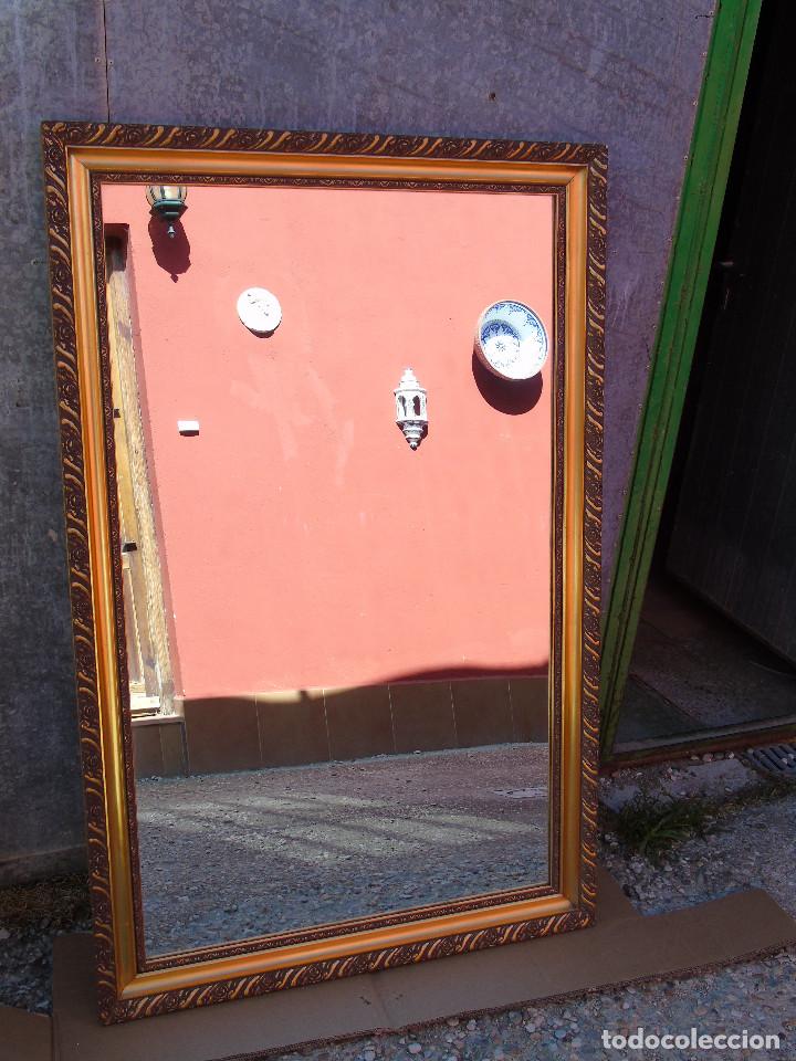 Antig&uuml;edades: ANTIGUO ESPEJO RECTANGULAR DE MADERA DORADA, CON FLORECITAS. 134CM X 86CM - Foto 1