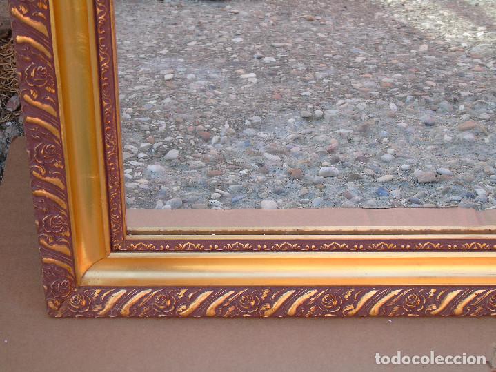 Antig&uuml;edades: ANTIGUO ESPEJO RECTANGULAR DE MADERA DORADA, CON FLORECITAS. 134CM X 86CM - Foto 2