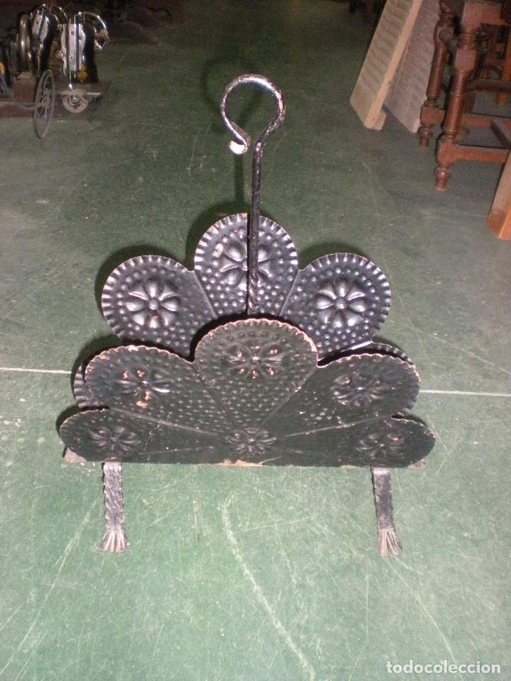 Antig&uuml;edades: revistero en chapa repujada a mano, 20x40x50cm