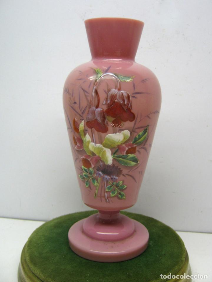 Antig&uuml;edades: 23 cm - Jarr&oacute;n Bristol opalina rosa y flores esmalte - Foto 1