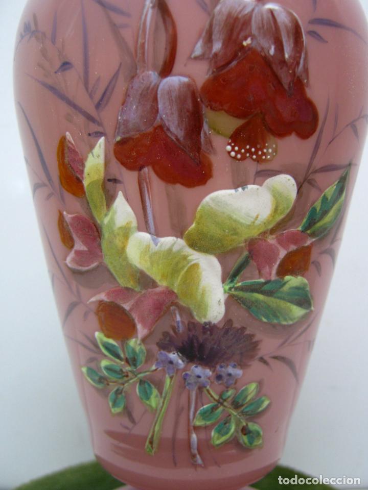 Antig&uuml;edades: 23 cm - Jarr&oacute;n Bristol opalina rosa y flores esmalte - Foto 2