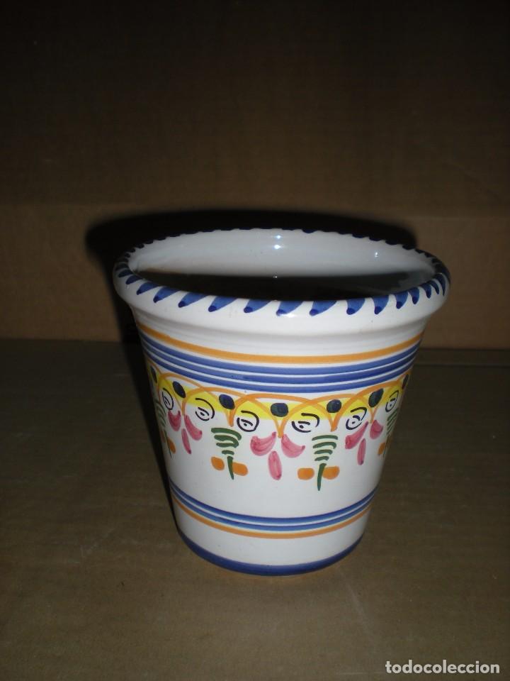 Antig&uuml;edades: tiesto en cer&aacute;mica de talavera, di&aacute;metro boca 12cm altura 11cm