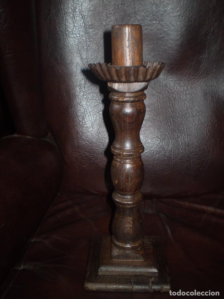 Antig&uuml;edades: CANDELERO DE MADERA REHECHO - Foto 1