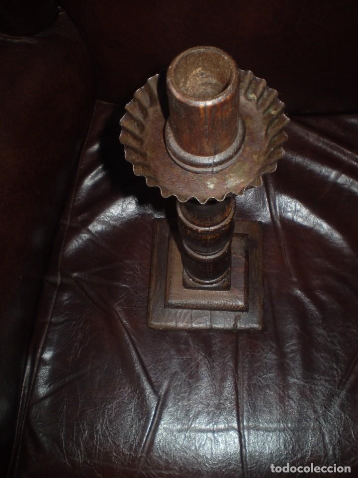 Antig&uuml;edades: CANDELERO DE MADERA REHECHO - Foto 2