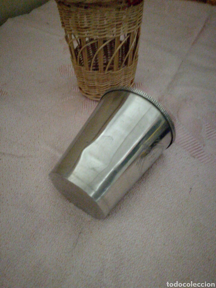 Antig&uuml;edades: Peque&ntilde;o vaso de alpaca con funda - Foto 4