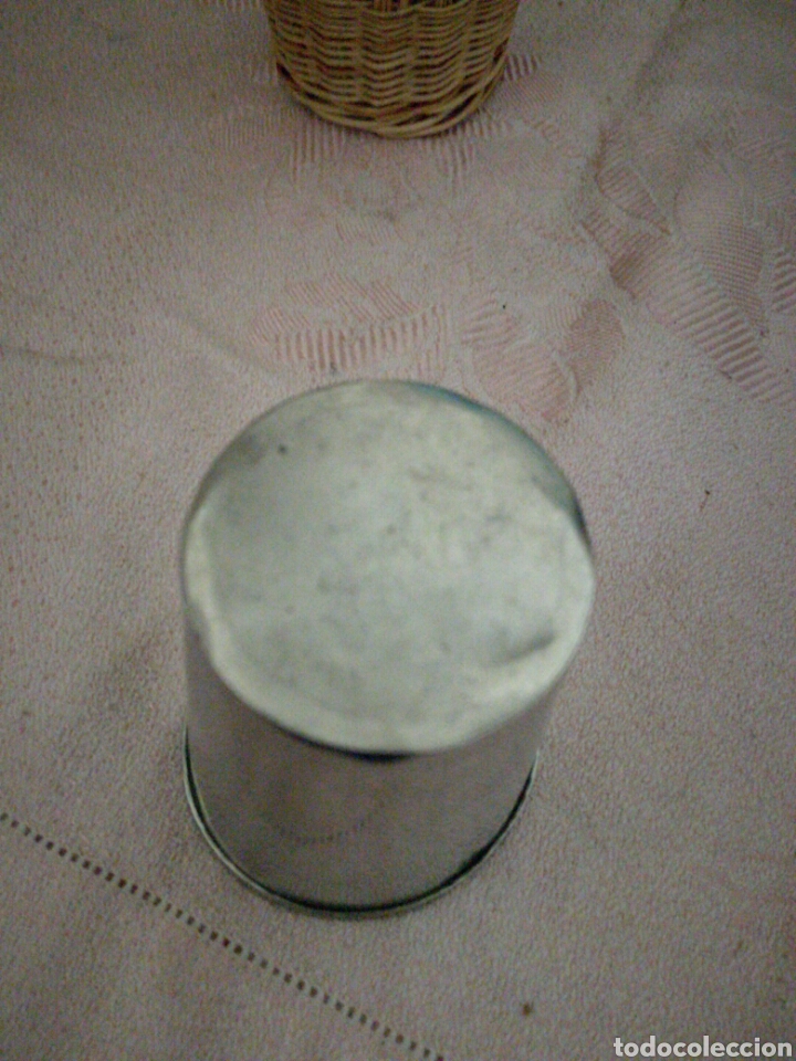 Antig&uuml;edades: Peque&ntilde;o vaso de alpaca con funda - Foto 5