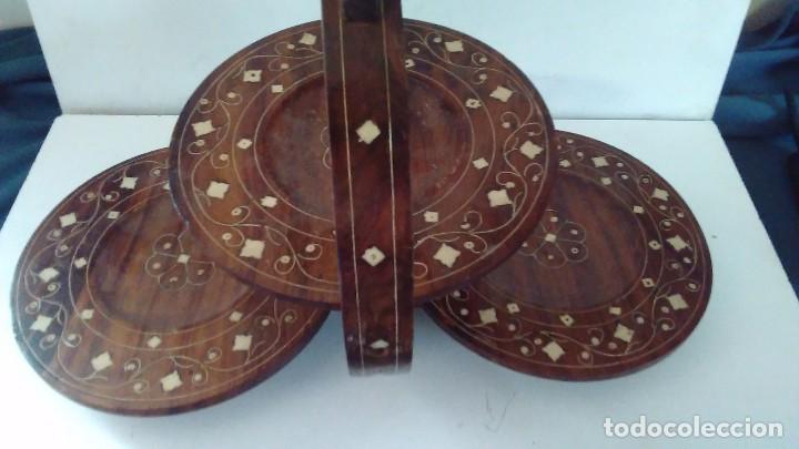 Oggetti Antichi: Frutero, expositor de tartas, en madera con incrustaciones de hueso, plegable
