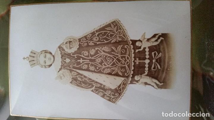 Antig&uuml;edades: Placa de cristal con Ni&ntilde;o Jes&uacute;s de Praga - Foto 2