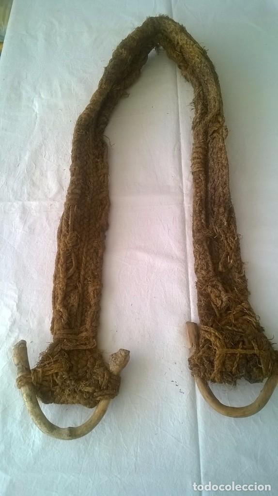 Antig&uuml;edades: CINCHA DE ESPARTO Y MADERA - BARRIGUERA - Foto 2