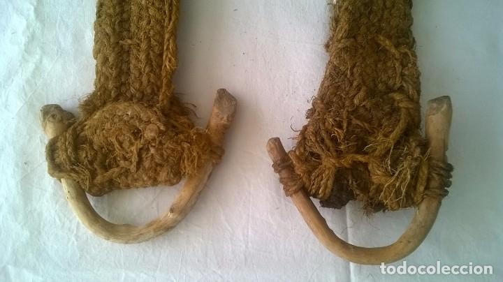 Antig&uuml;edades: CINCHA DE ESPARTO Y MADERA - BARRIGUERA - Foto 3