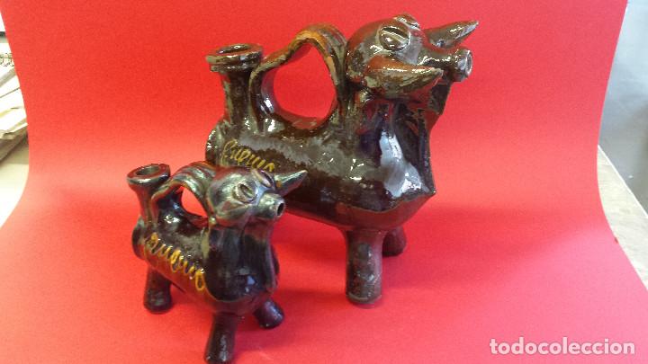 Antig&uuml;edades: CUENCA. PAREJA DE BOTIJOS -TORO- - Foto 1