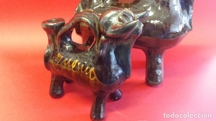 Antig&uuml;edades: CUENCA. PAREJA DE BOTIJOS -TORO- - Foto 6