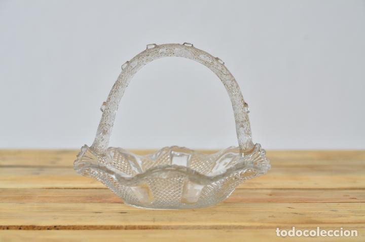 Antiquit&eacute;s: CENTRO DE MESA EN CRISTAL TALLADO CON FORMA DE CESTA PARA BOMBONES O AZUCARILLOS