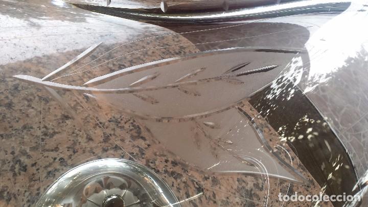 Antig&uuml;edades: antiguo centro de mesa de cristal tallado. - Foto 3