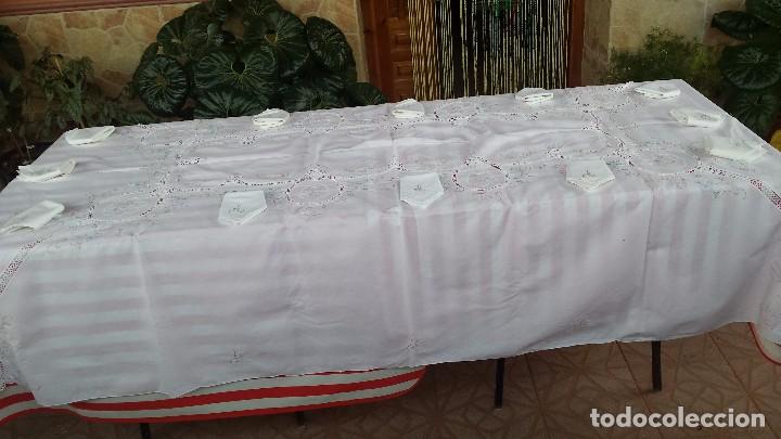 Antig&uuml;edades: preciosa manteleria de 12 servicios - Foto 1