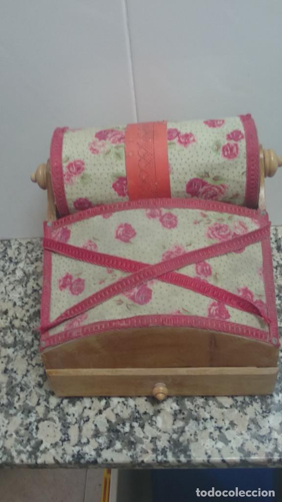 Antiguidades: MUNDILLO DE MADERA PARA HACER BOLILLOS CON 27 BOLILLOSY HILOS