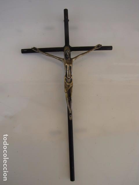 Antig&uuml;edades: Crucifijo de forja y bronce plateado - Foto 1