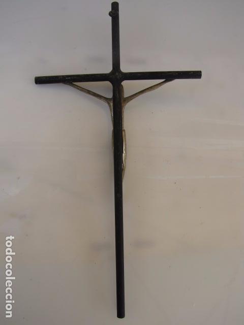 Antig&uuml;edades: Crucifijo de forja y bronce plateado - Foto 2