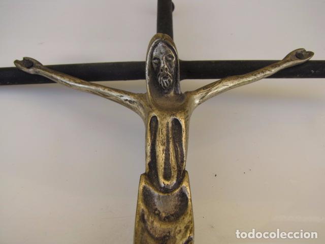 Antig&uuml;edades: Crucifijo de forja y bronce plateado - Foto 4