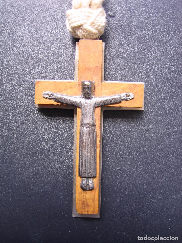 Antig&uuml;edades: Cruz en madera y metal. Cord&oacute;n algodon - Foto 2